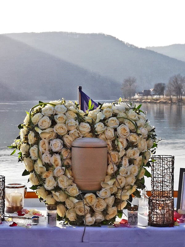 Donaubestattung - Verabschiedung - Urnenkranz